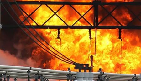 01. Mengurangi resiko terjadinya flashover pada isolator tegangan tinggi